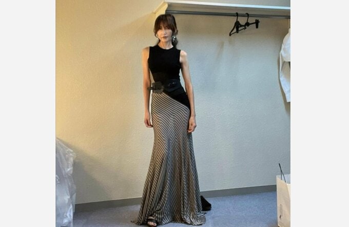 【 工藤静香 】 「ルイ・ヴィトン」の衣装でポーズ　「ストライプが斜めに入っていて、とても素敵な衣装」　ライブで着用|TBS NEWS DIG