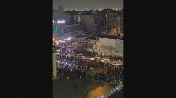 イランのデモ拡大続く　40人以上死亡か　ネット遮断の情報も