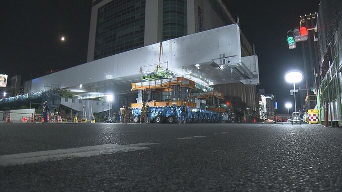 「一生に一度のビッグイベント」新広島駅ビル　白い巨大な橋げたが一気に駅前交差点をまたぐ　多くの市民らも見守り　“2階へ直結” 路面電車の進入路「駅前大橋線」新ルート架設工事　|　RCC NEWS | 広島ニュース | RCC中国放送