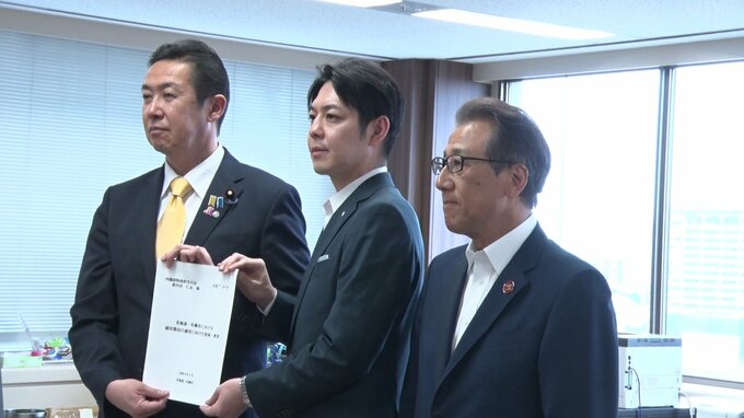 黄川田内閣府特命担当大臣に要望書を手渡した鈴木直道北海道知事と秋元克広札幌市長