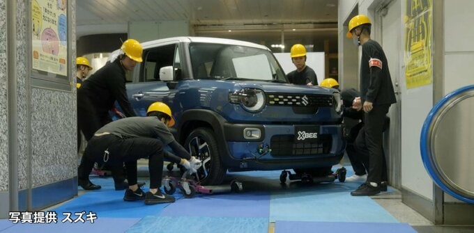 作業時間3時間 改札口前の階段に特設スロープ⁉ スズキ 新車の浜松駅展示スペース搬入の舞台裏動画を初公開|TBS NEWS DIG