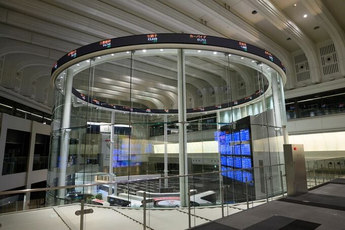 日経平均反落、米株安や関税懸念でAI株や医薬品安い－食品や建設高い