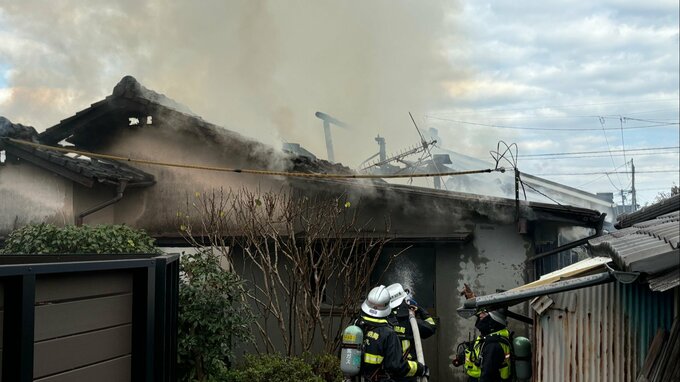 【速報】警察官対応中の民家から出火 消火活動続く　住人たちは無事　熊本・南区　|　熊本のニュース｜RKK NEWS｜RKK熊本放送