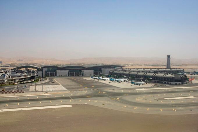 オマーンの空港、中東逃れる避難便とプライベートジェットで発着10倍