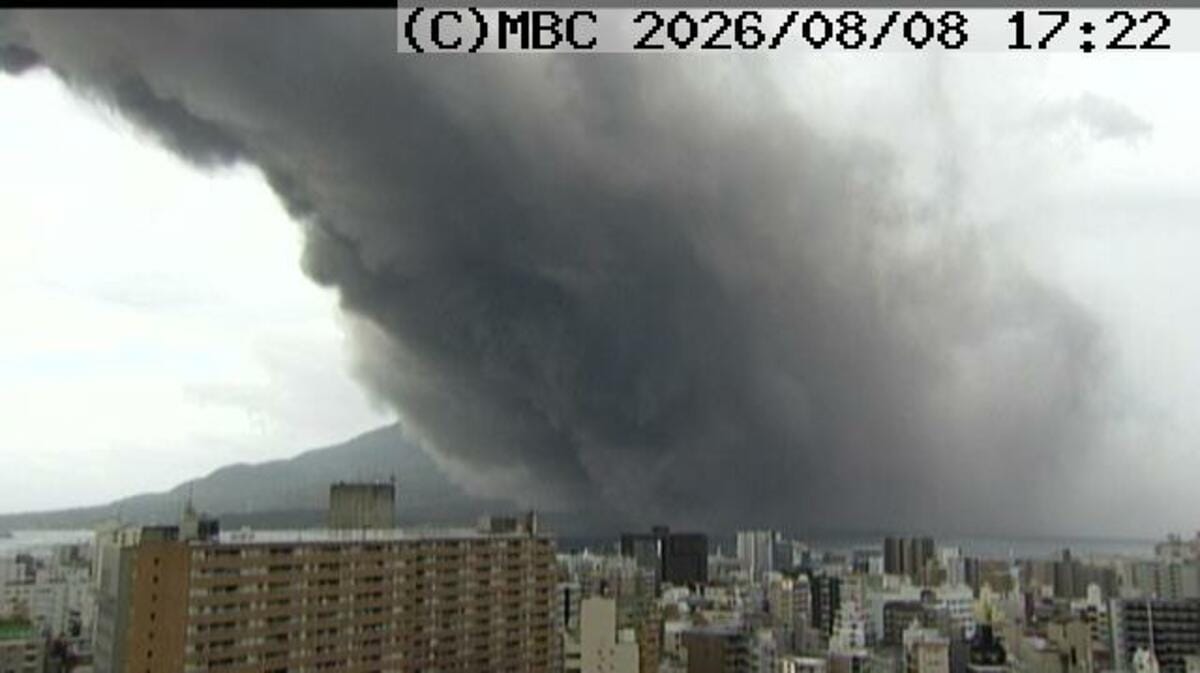 桜島が爆発　火山灰は鹿児島市街方面に　空は真っ暗