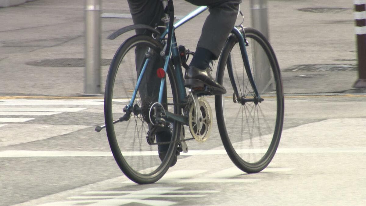 【自転車】右側通行は違反、16歳以上が反則金の対象に⋯スマホ・イヤホン使用も当然NG!青切符の導入前に街頭指導
