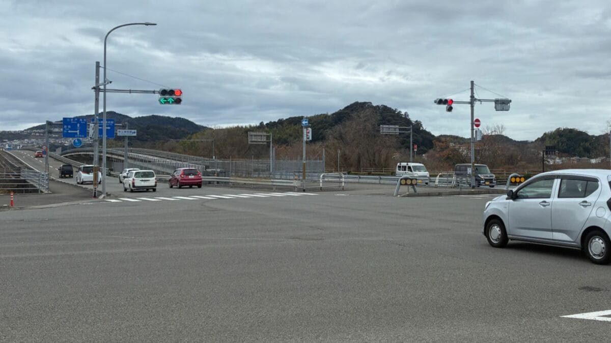 ライトバンと軽乗用車が交差点で衝突、ライトバン運転の72歳女性が死亡（高知・南国市）