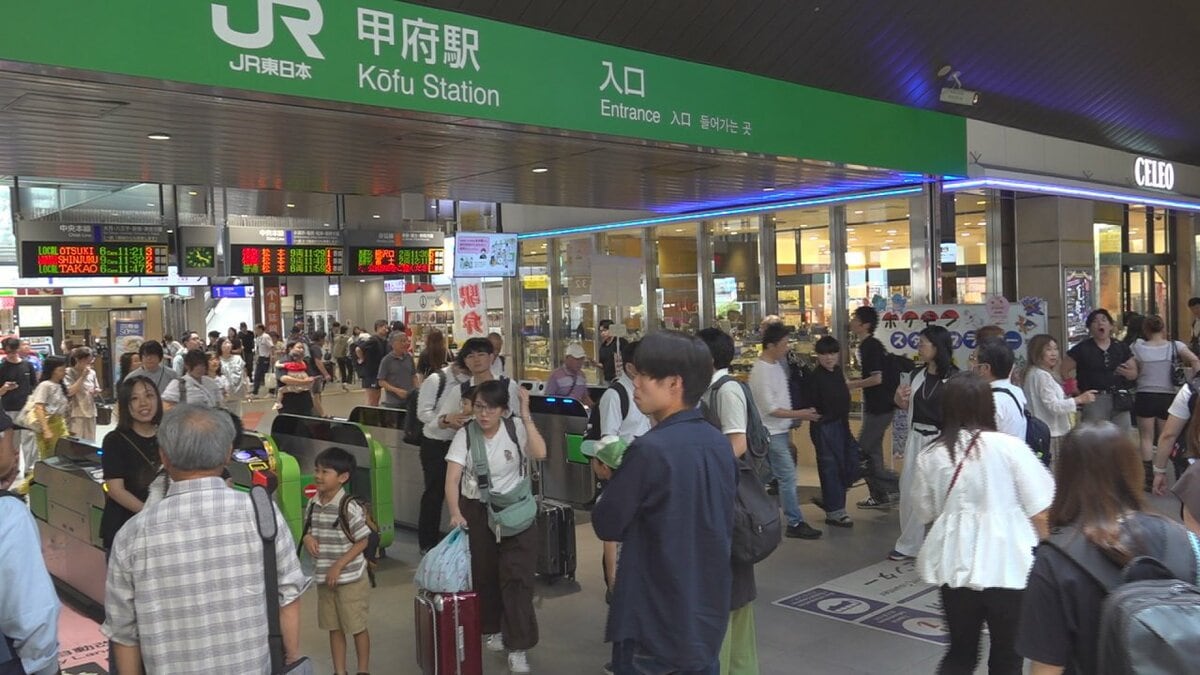 お盆休みをふるさとや行楽地で　帰省ラッシュがピーク　JR甲府駅は午前中から混雑