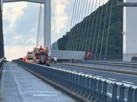 長崎市の女神大橋で大型トレーラーと乗用車が衝突 大型トレーラーの運転手が行方不明 海に落ちた可能性も|TBS NEWS DIG