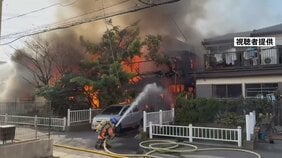 【速報】さいたま市の住宅で火事 周辺の住宅複数にも燃え移りか 火元の家に住む80代の女性と連絡取れておらず、警察が安否確認急ぐ|TBS NEWS DIG