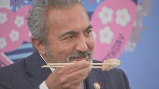 日本酒片手に日米関係強化図るイベント　民主党下院議員が北海道産ホタテ貝を食べるパフォーマンス　中国による日本産水産物の輸入停止を批判| TBS CROSS DIG with Bloomberg