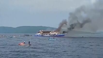 激しく噴き出す黒煙…インドネシアでフェリーから火、妊婦含む3人死亡