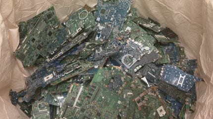 ごみ”から大量の金が!? パソコン基板1トンから天然金鉱山の数十倍の金
