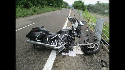 高速道路でツーリング中の1700㏄大型バイクがガードロープに フロント