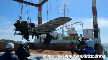不時着した旧日本海軍の戦闘機「紫電改」 81年ぶりに水中から引き揚げ