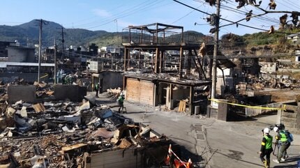 衝撃的な光景が広がる港町…焼け焦げた住宅の数々 人々の暮らしが