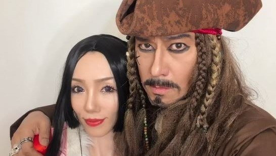 【 川﨑麻世 】ハロウィンの夜に仲間と集まり　夫婦でコスプレ「皆んなのクオリティが高く最高に楽しく平和な夜でした」|TBS NEWS DIG