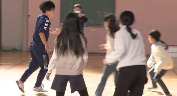 サッカー大好き小学生が希望して実現…パリパラリンピック ブラインドサッカー日本代表 平林太一選手が小学校で交流授業、子どもたちがアイマスクしてドリブルに挑戦|TBS NEWS DIG