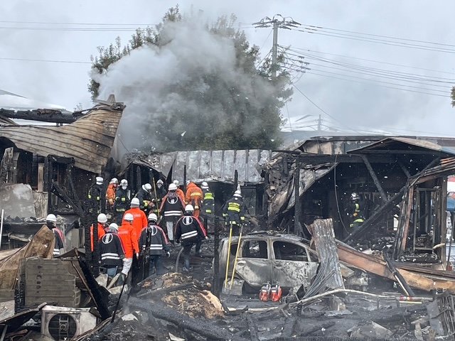 正月未明の火災で１人死亡　９０代女性か　未だ鎮火せず煙…小雪が舞う中での消火活動続く（山形県・寒河江市）　|　山形のニュース│TUYテレビユー山形