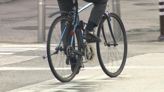 【自転車】右側通行は違反、16歳以上が反則金の対象に⋯スマホ・イヤホン使用も当然NG!青切符の導入前に街頭指導|TBS NEWS DIG