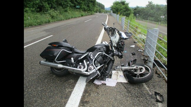 高速道路でツーリング中の1700㏄大型バイクがガードロープに衝突　フロントフォークが破断　「フラフラしていた」広島から来た66歳男性ライダーが重傷　道東道・北海道浦幌町|TBS NEWS DIG