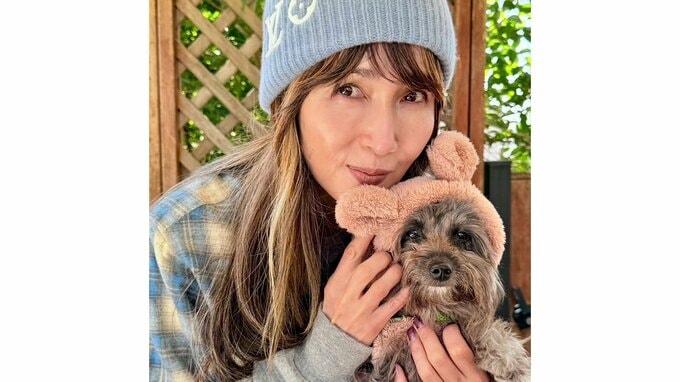 【 工藤静香 】 「呼んでも気分次第で来ない！」「もう可愛くてね」　愛犬のツンデレショットを公開　長女・Cocomiも「うける」|TBS NEWS DIG