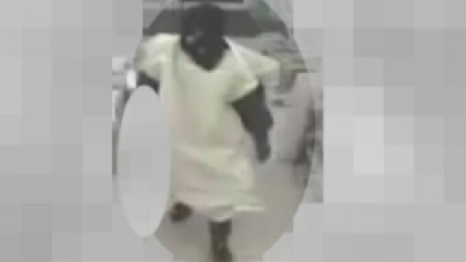 “目出し帽に白いポンチョ”異様な姿で店内をうろつく「コンビニ強盗」の映像を富山県警公開　店員がカギ閉め店内にこもって慌てて逃走　|　富山のニュース｜天気・防災｜チューリップテレビ