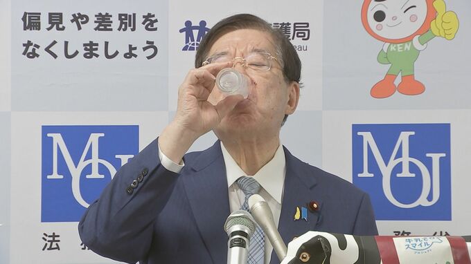 牛乳の消費量が減る冬場を迎え…平口洋法務大臣が地元・広島県産の牛乳を飲んで消費アピール「優れた食品」|TBS NEWS DIG