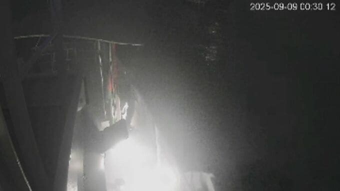 閃光の瞬間　ガザ支援物資運搬を目指すグレタさんらの船団、ドローン攻撃に「屈しない」