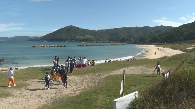踏むと音がする「鳴き砂」　高校生が復活にむけて海岸清掃　山口県阿武町　|　山口のニュース・天気・防災｜tys NEWS｜ｔｙｓテレビ山口