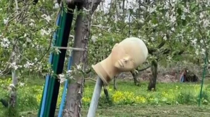 「こっち見てる怖い」かかし!?りんご園で奇妙なものに遭遇…パワースポットとされる神社や世界遺産「縄文遺跡群」を巡る岩木山麓の自転車旅　|　青森のニュース│ATV NEWS│青森テレビ