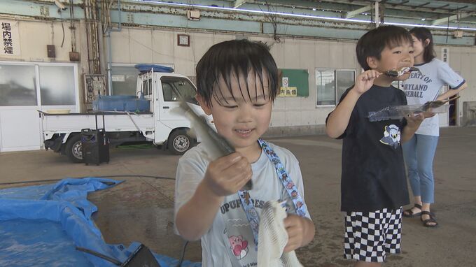 すり抜けていくアユに四苦八苦　旬の味覚のつかみ取り　山口・防府|TBS NEWS DIG