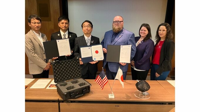 NASA探査機が小惑星で採取した試料をJAXAへ受け渡し　大きさ500mの小惑星ベヌーの0.6g　太陽系の成り立ちや生命の由来を読み解けるか|TBS NEWS DIG