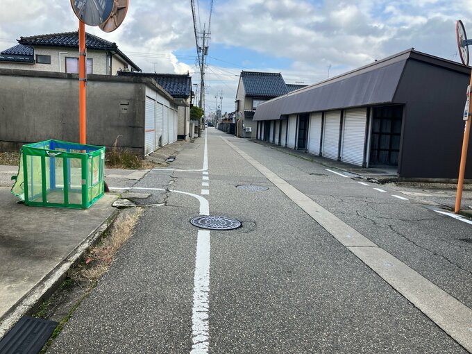 原付バイクと車…早朝の交差点で衝突　78歳 新聞配達員の男性　搬送先の病院で死亡　富山・高岡市　|　富山のニュース｜天気・防災｜チューリップテレビ