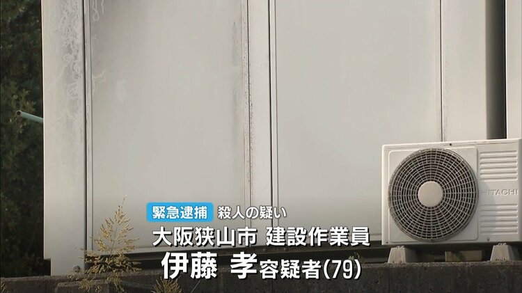 緊急逮捕】集合住宅で52歳男性が首から血を流し死亡 模造刀のような