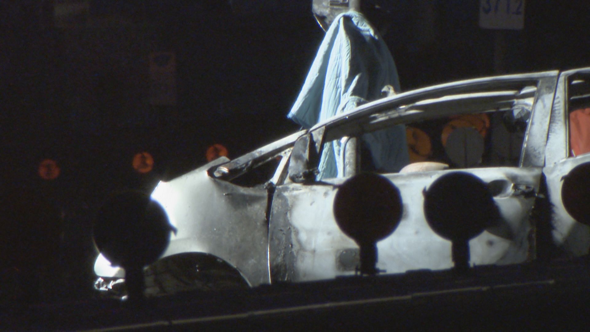 中央分離帯に衝突した乗用車が炎上して全焼　運転席から年齢や性別不明の1人の遺体を発見　愛知・弥富市