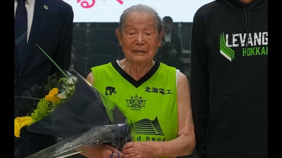 フリースロー9得点の大活躍 国内最高齢バスケ選手、100歳の在間弘さん