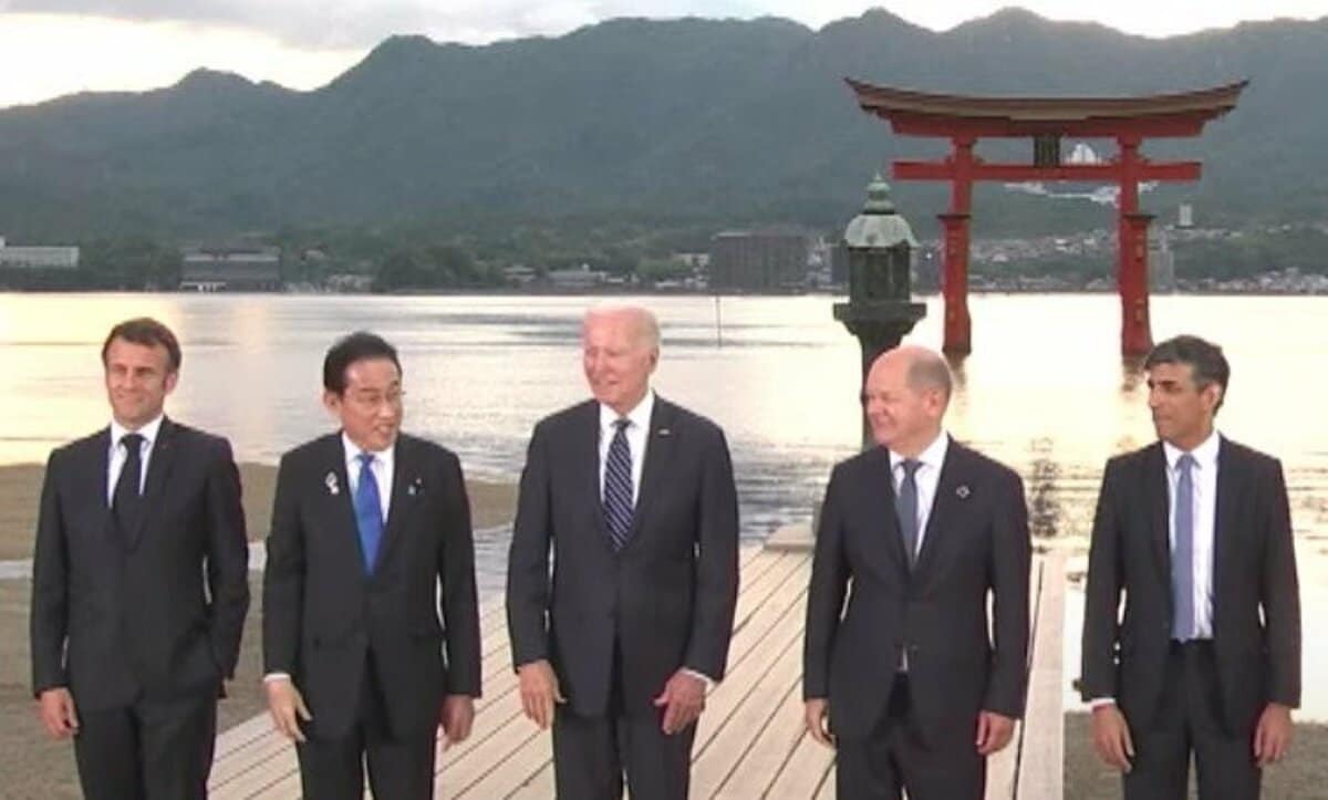 G7首脳が世界遺産の島・宮島を訪問 大鳥居をバックに集合写真