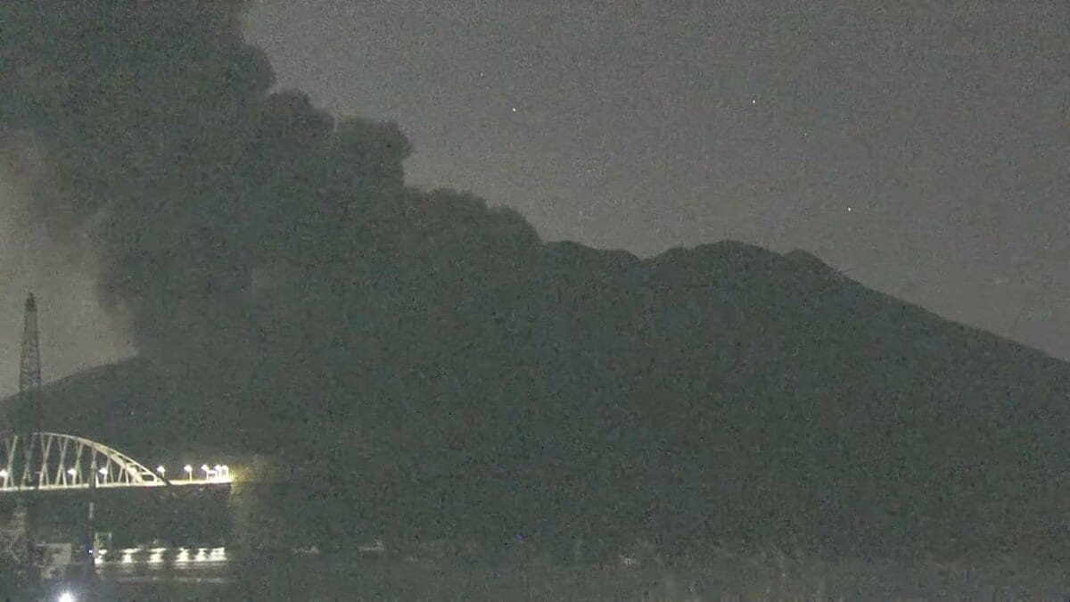 桜島が爆発 噴煙2000メートル 噴石が8合目まで飛ぶ【降灰予想 22日・23