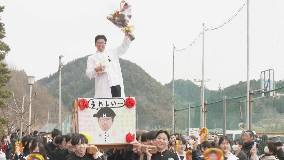 きっかけは卒業生のサプライズ 中学校の伝統行事｢卒業みこし｣ 感謝の気持ちを込め恩師を担ぐ 岐阜･高山市