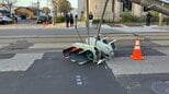 軽乗用車が信号機に突っ込む⇒根元から折れて国道をふさぐ　函館市電が一部区間で運転見合わせ|TBS NEWS DIG