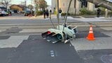 軽乗用車が信号機に突っ込む⇒根元から折れて国道をふさぐ 函館市電が一部区間で運転見合わせ|TBS NEWS DIG