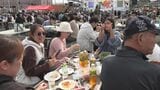 旬の味覚を堪能「おいしい!初めて来たが、すごい」トレーと箸セットで300円の名物“岸壁炉端”に感激 根室さんま祭り開催 | 北海道のニュース|HBC北海道放送