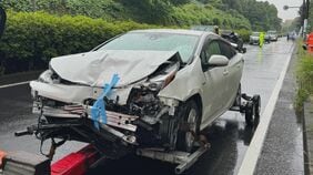 【速報】横浜市旭区でトラック含む6台の玉突き事故 5人軽傷　最初に衝突の運転手は車を乗り捨て逃走|TBS NEWS DIG