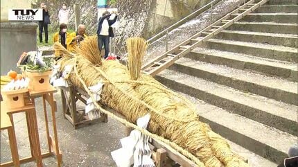 大きすぎてハラハラ！山形県南陽市 日本一の大鳥居 しめ縄の掛け替えに