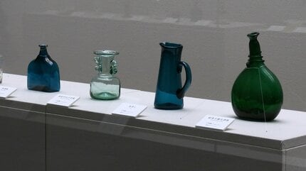 深く澄んだ青色“小谷ブルー”の魅力を 小谷眞三さんの「倉敷ガラス」展