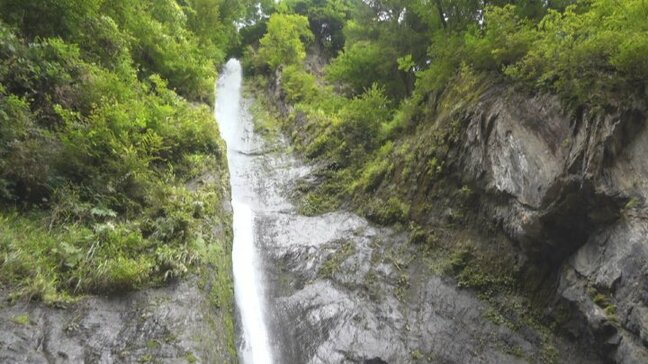 かつては不動の滝と呼ばれた 生い茂る木々の間から岩肌を滑り落ちる細身の滝 山梨・早川町 見神の滝|TBS NEWS DIG