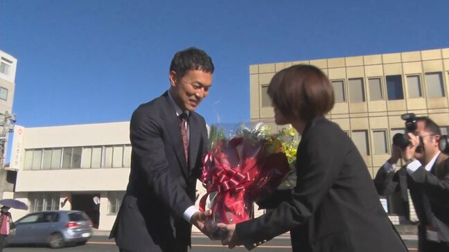 「新しくて優しくて強い行政を」 三浦大紀新市長(45)が初登庁 島根県浜田市|TBS NEWS DIG