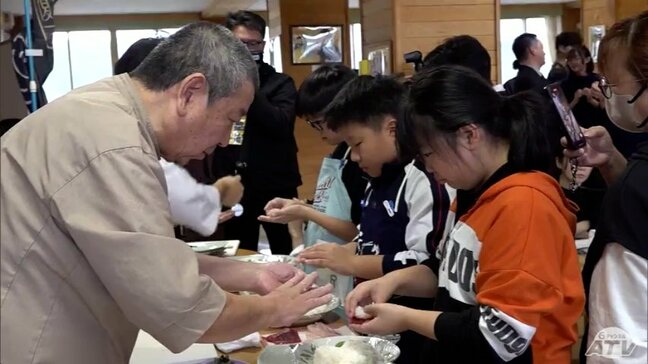 1貫ずつ丁寧に「すし職人はすごいな」　子どもたちが地元の職人から学ぶのは『すし』の握り方　年度末で閉校の小学校で児童が貴重な思い出作り　青森県むつ市|TBS NEWS DIG