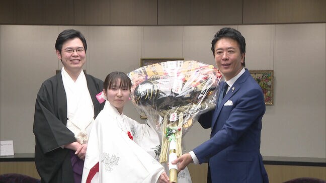 「来年も大熊手でたくさんの福を集めたい」住吉神社の巫女さんが福岡市役所に一足早く「福」をお届け|TBS NEWS DIG